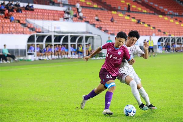 男孩擦去脸, 长和学生对