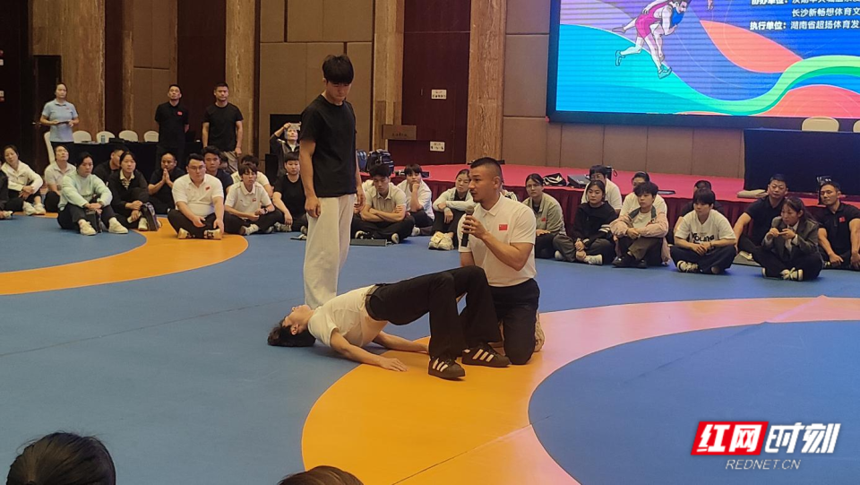 业素养与执, 员全面提升, OZiuk 业素养与执, 员全面提升, OZiuk