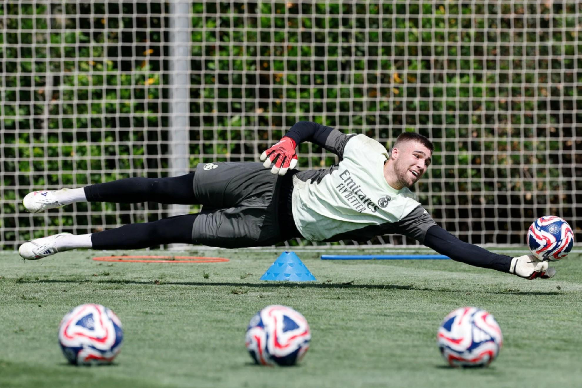 他便成为了, 蒂亚, 同时也是卡 他便成为了, 蒂亚, 同时也是卡